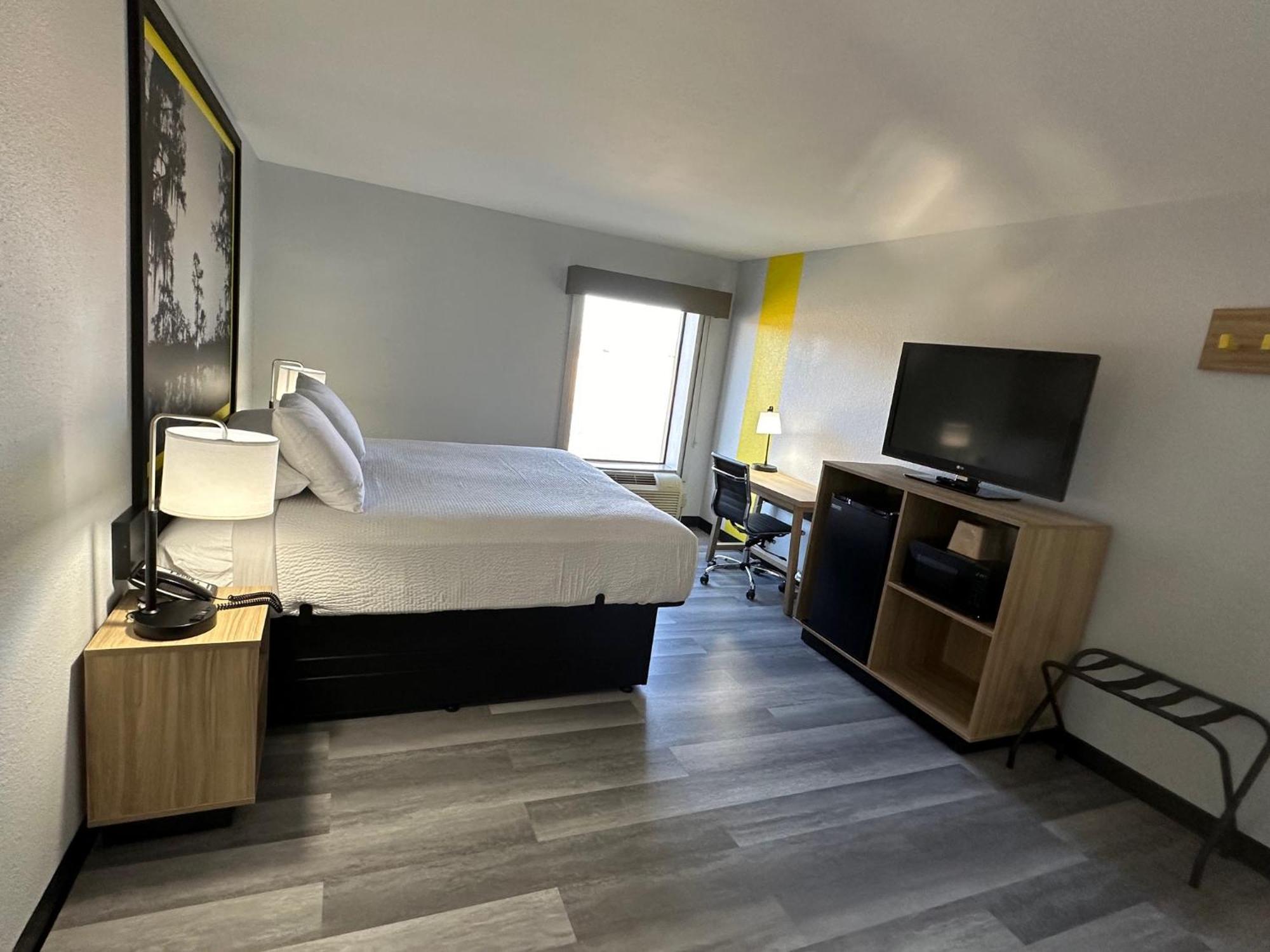 Super 8 By Wyndham Alexandria La Hotel ภายนอก รูปภาพ