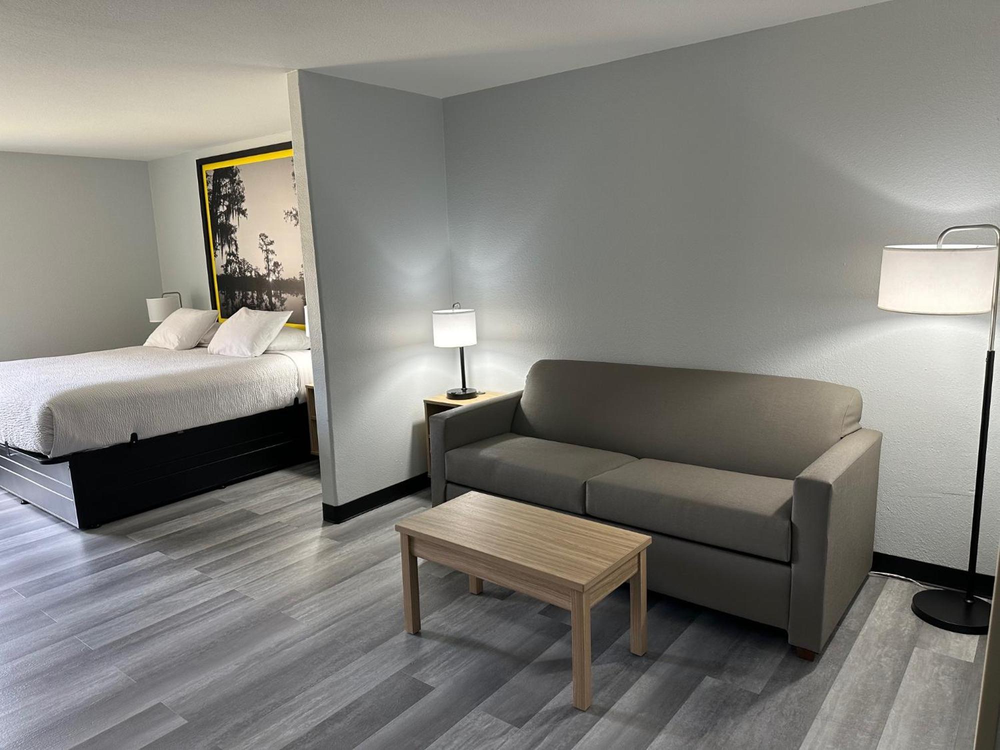 Super 8 By Wyndham Alexandria La Hotel ภายนอก รูปภาพ