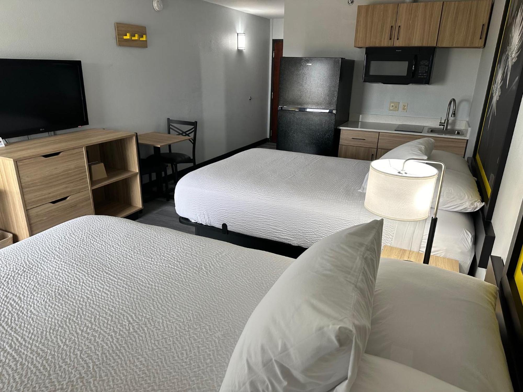 Super 8 By Wyndham Alexandria La Hotel ภายนอก รูปภาพ
