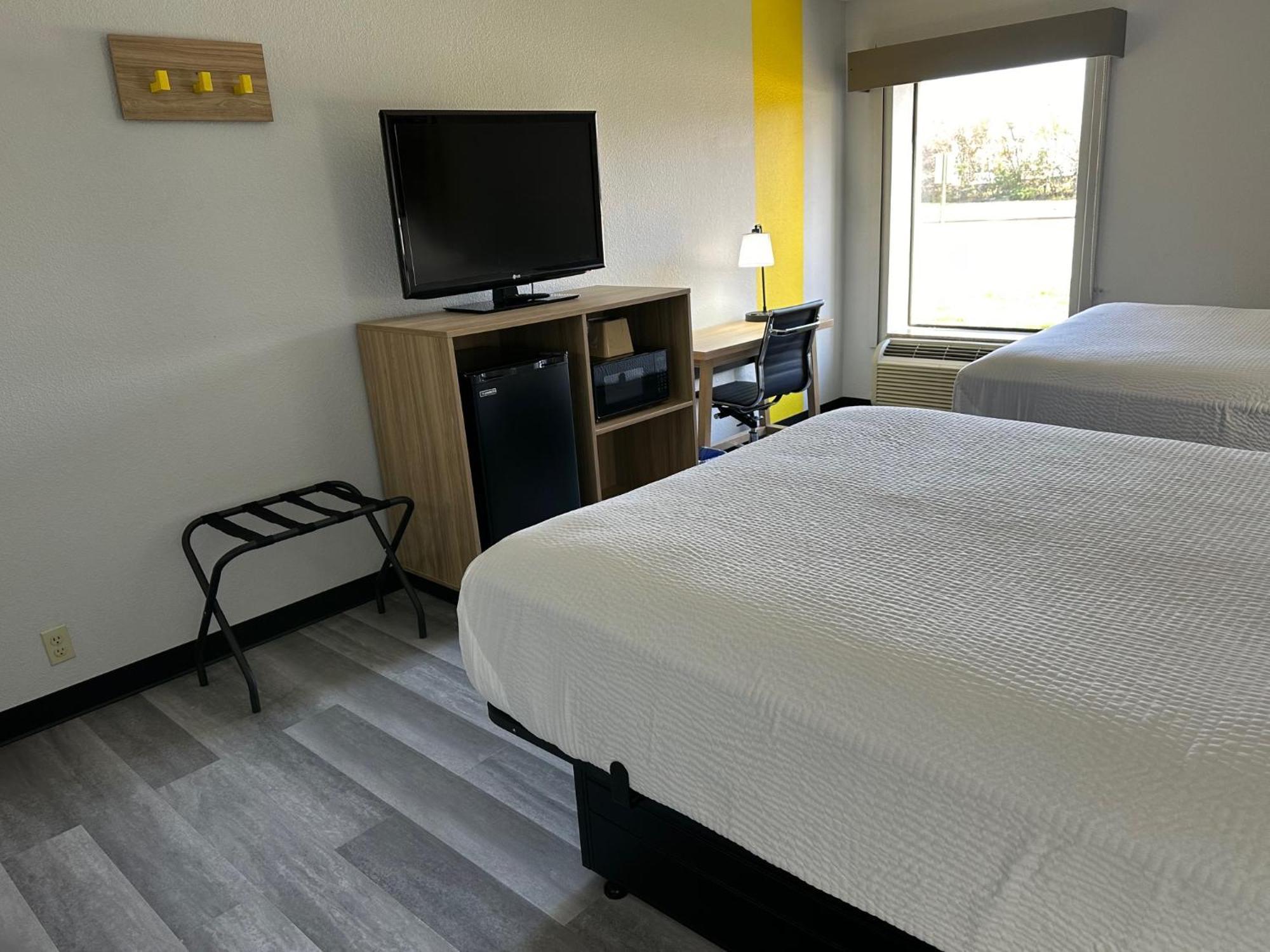 Super 8 By Wyndham Alexandria La Hotel ภายนอก รูปภาพ